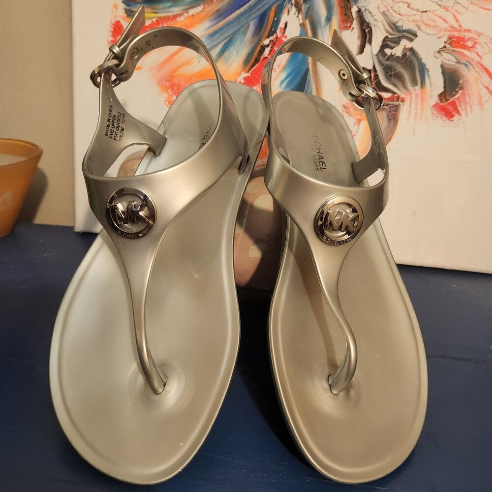 Wmn 6M MICHAEL KORS silver|gray pvc  jelly flat thong ankle strap|buckle sandal